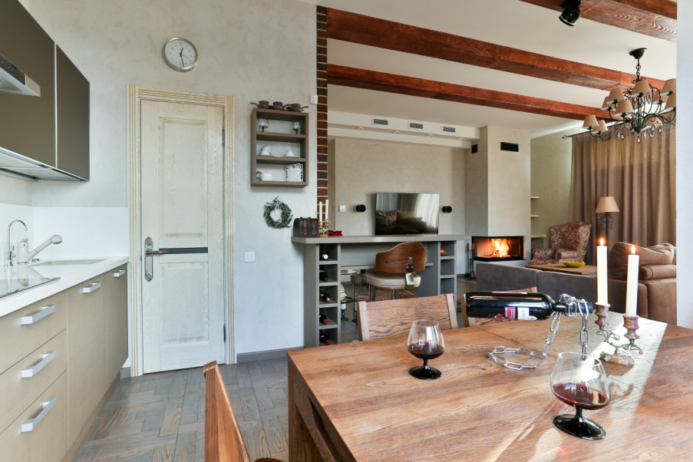 Foto di un soggiorno contemporaneo con pavimento in legno verniciato