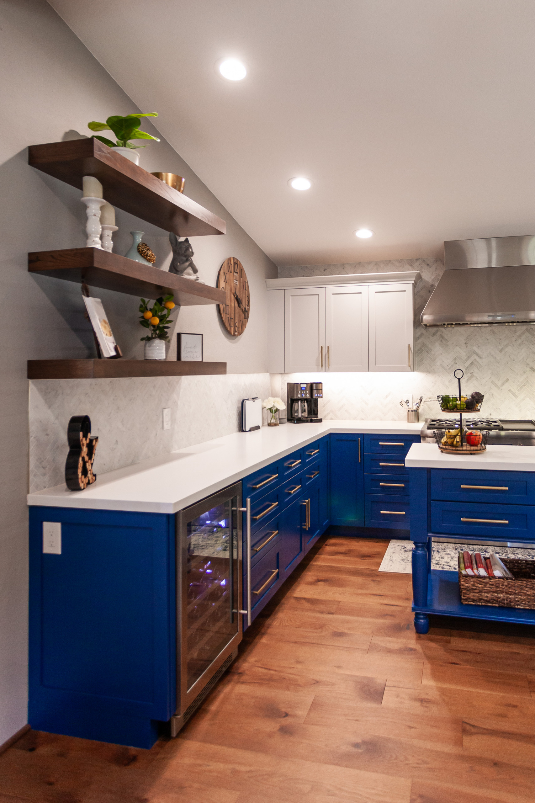 Stunning Kitchen w Blue Island