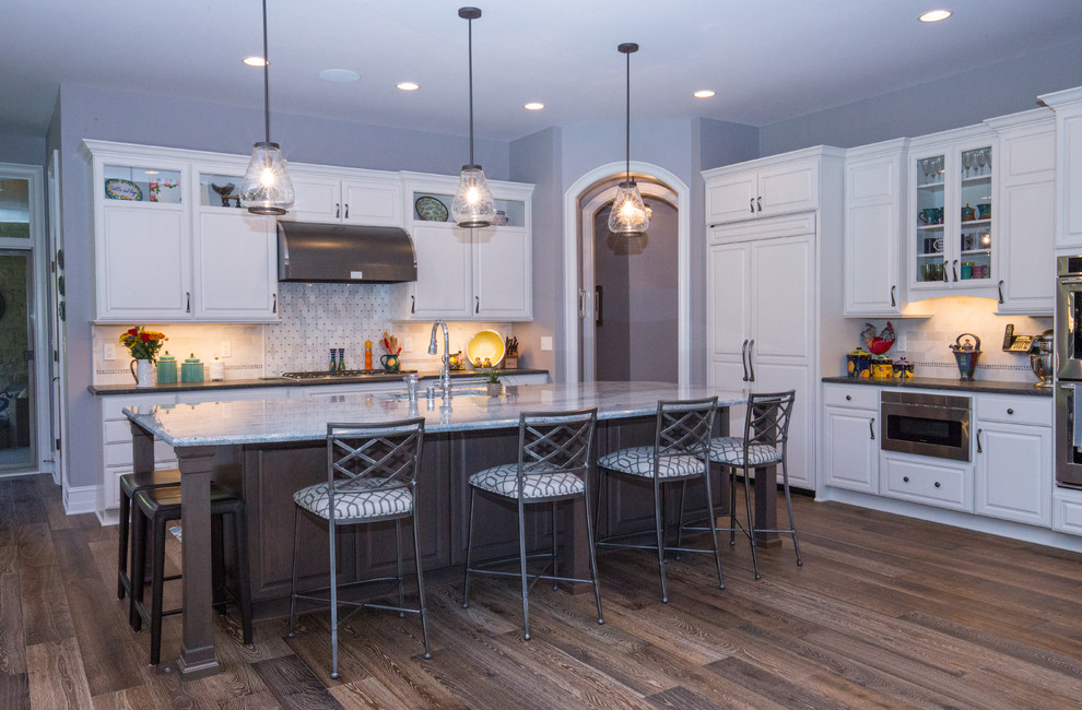 Photo of a midcentury kitchen in Milwaukee.