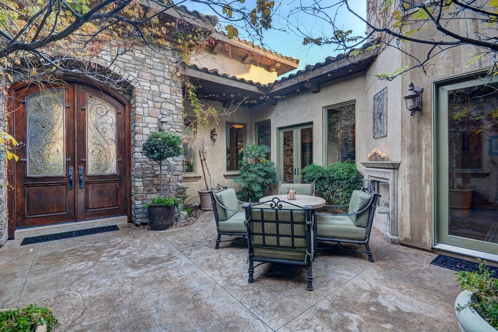 Inspiration for a mid-sized traditional patio in Las Vegas with concrete slab and no cover.