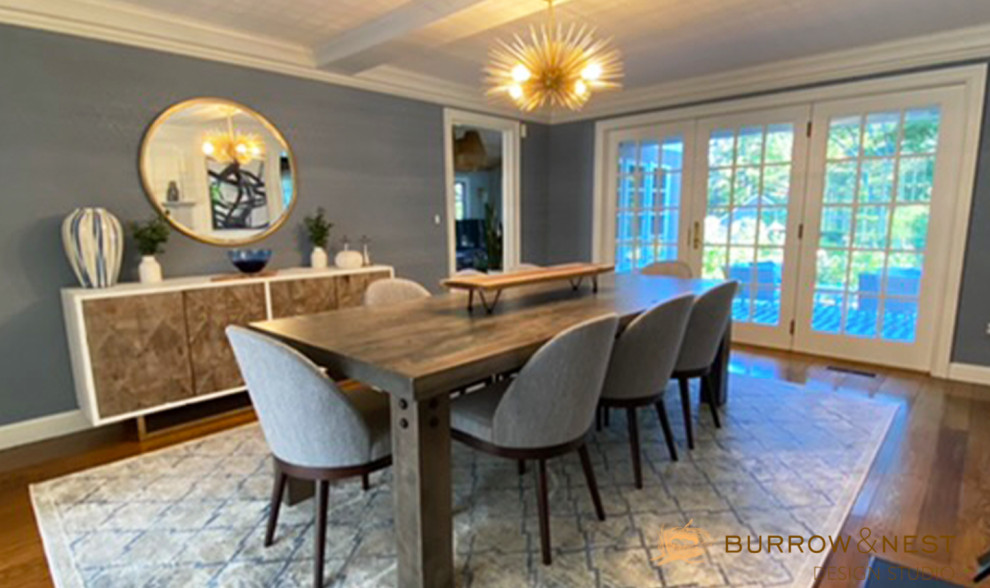 Idée de décoration pour une salle à manger champêtre de taille moyenne avec un mur bleu, un sol en bois brun, une cheminée standard, un manteau de cheminée en bois, un sol marron, poutres apparentes et du papier peint.