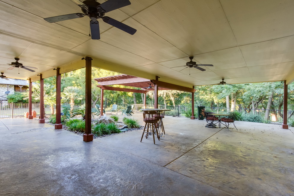Transitional home design photo in Austin