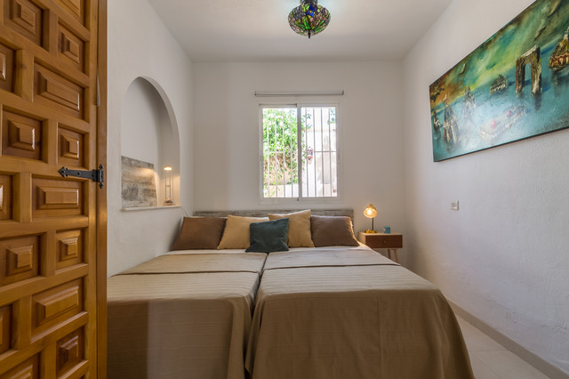 Home Staging integral en villa de alquiler vacacional mediterranean-bedroom