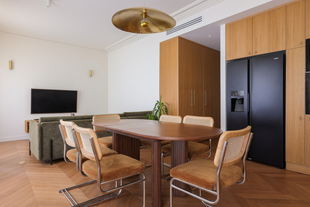 Esempio di una sala da pranzo aperta verso la cucina tradizionale di medie dimensioni con pavimento in legno massello medio e pavimento marrone