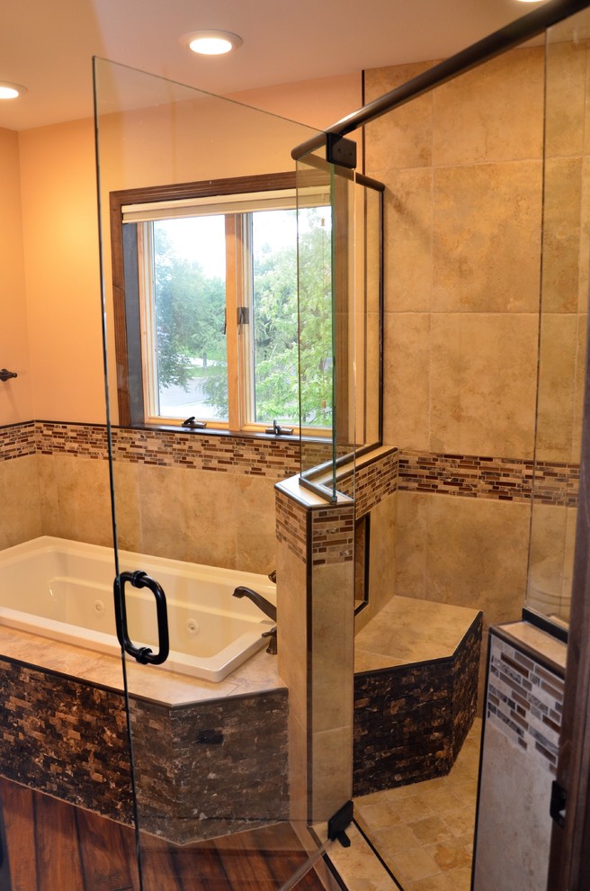 Exemple d'une salle de bain principale chic de taille moyenne avec une baignoire posée, un carrelage beige, un carrelage de pierre, un mur beige et un sol en vinyl.