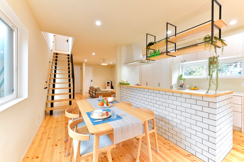 Источник вдохновения для домашнего уюта: прямая кухня-гостиная в скандинавском стиле с светлым паркетным полом