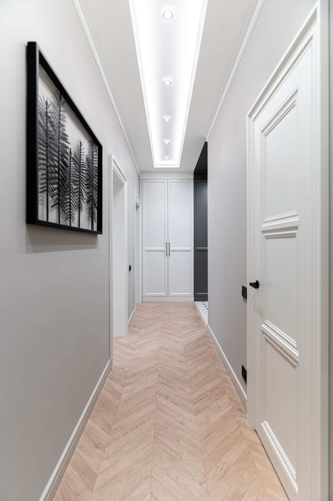 Коридор в стиле английская классика с элементами неоклассики