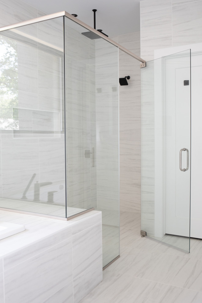 Immagine di una stanza da bagno moderna con piastrelle bianche, piastrelle di marmo, pavimento bianco, due lavabi e mobile bagno incassato