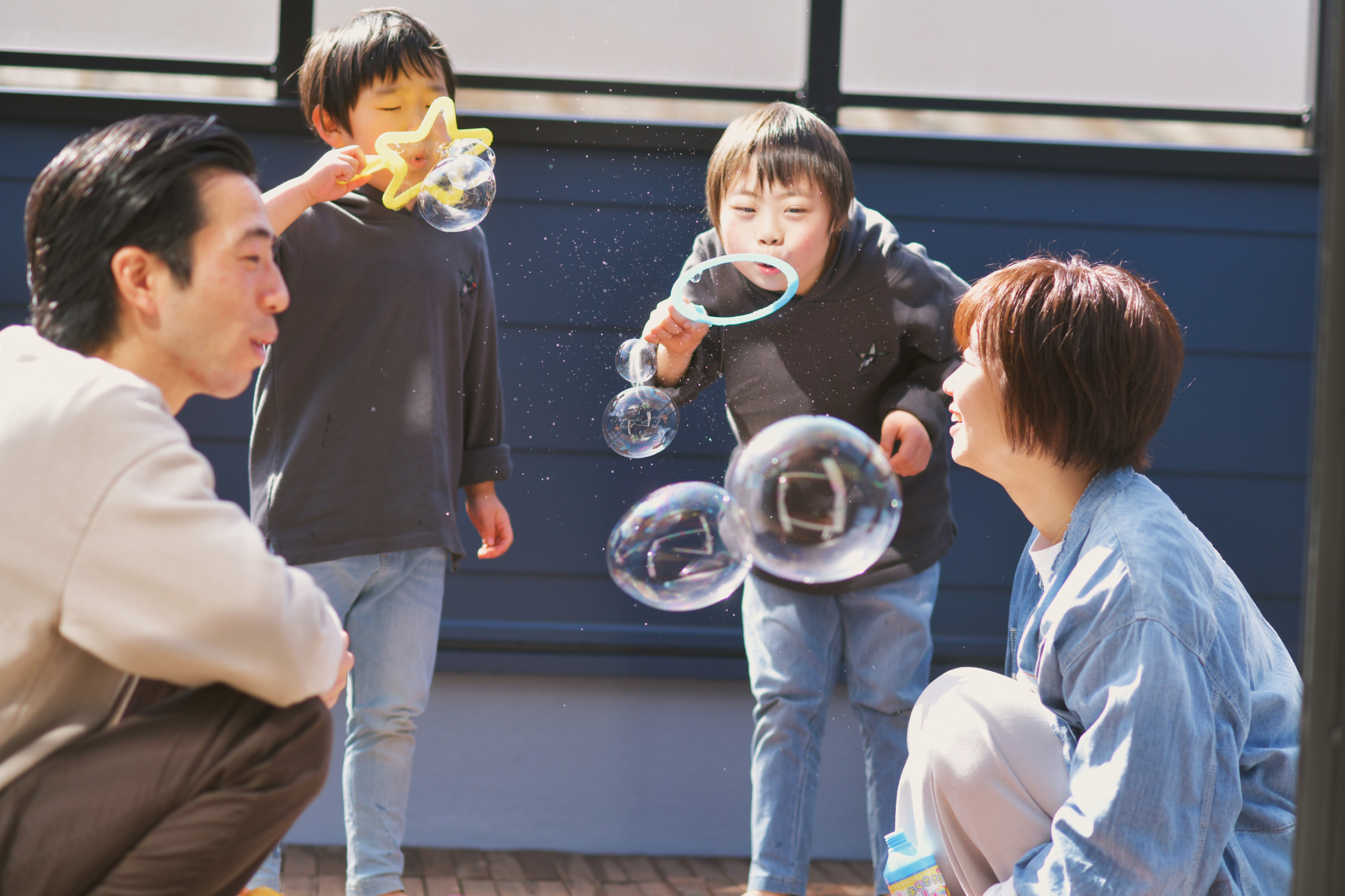 家族の笑顔輝く自然素材の家