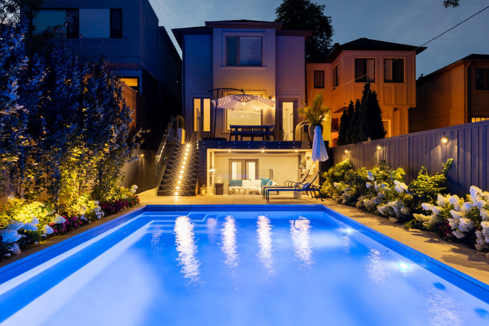 Esempio di una piccola piscina minimal rettangolare dietro casa con paesaggistica bordo piscina e pavimentazioni in pietra naturale