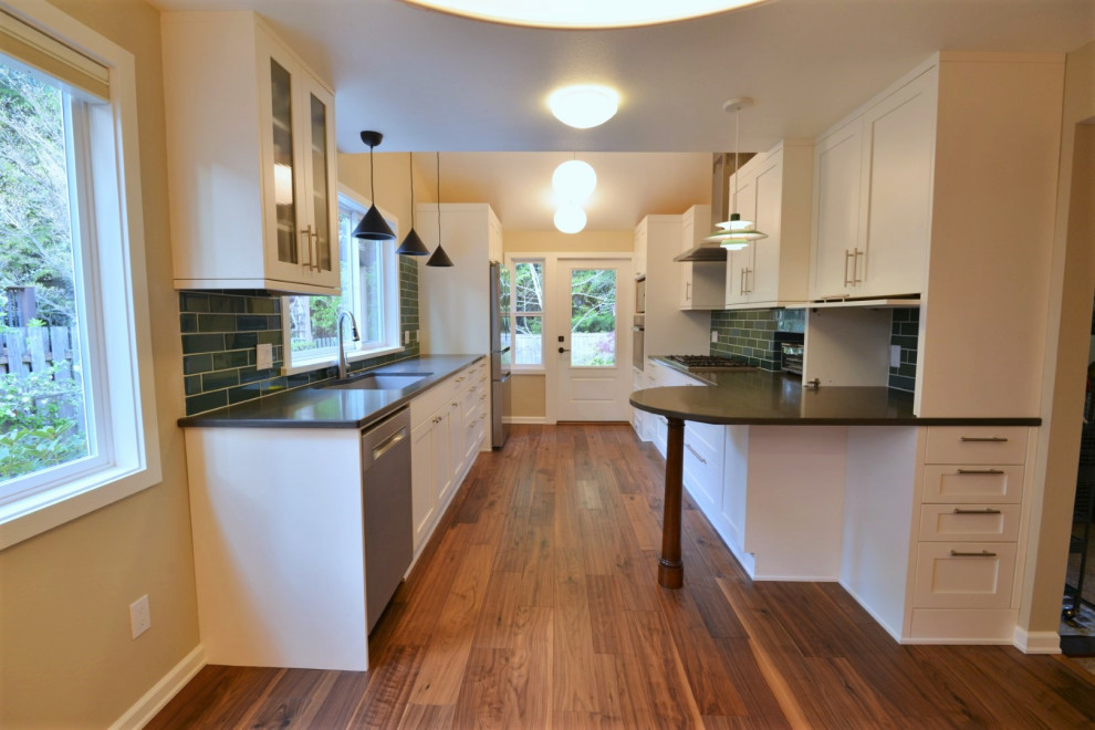 Photo of a mid-sized transitional u-shaped eat-in kitchen in Seattle with shaker cabinets, white cabinets, quartz benchtops and a peninsula.