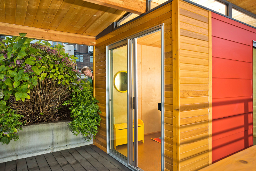 Design ideas for a mid-sized contemporary detached studio in Seattle.