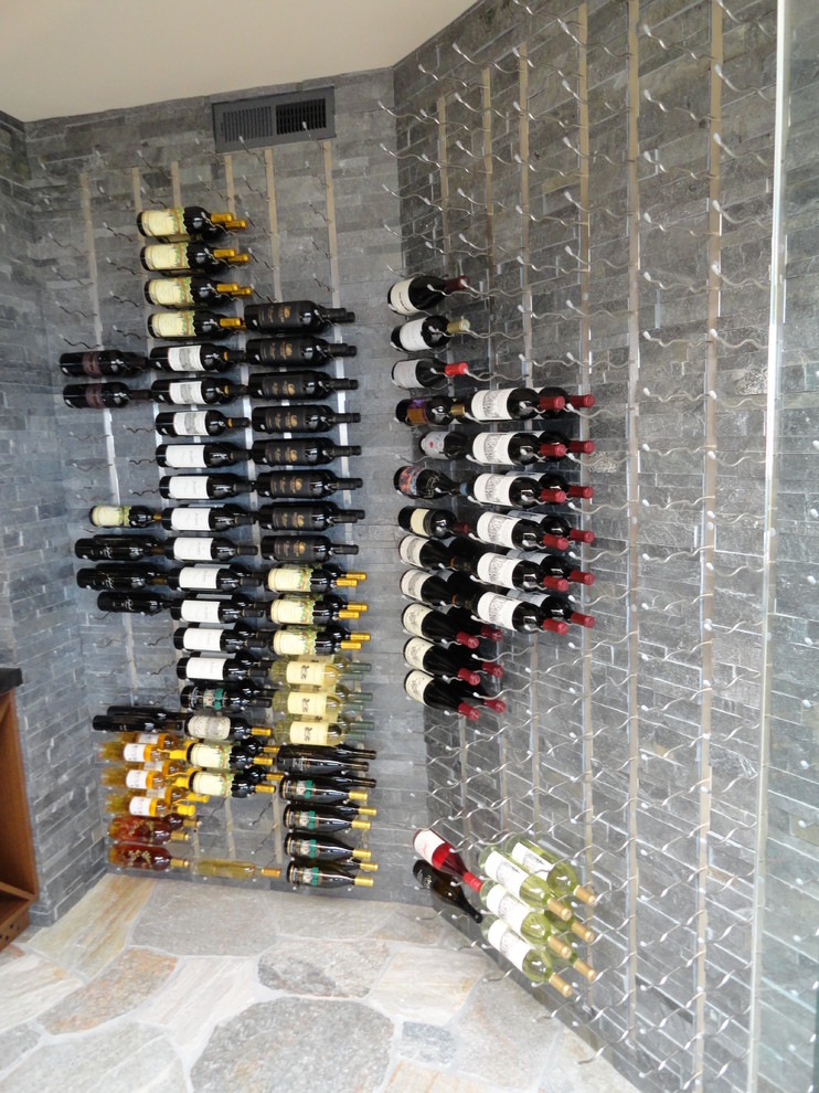 Mittelgroßer Moderner Weinkeller mit Schieferboden und Kammern in San Diego
