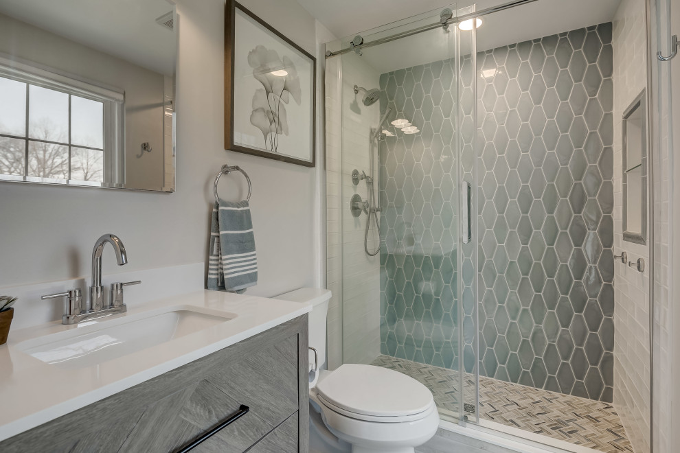 Modernes Badezimmer mit grauen Schränken, Duschnische, Toilette mit Aufsatzspülkasten, Quarzit-Waschtisch, Schiebetür-Duschabtrennung, weißer Waschtischplatte, Einzelwaschbecken und freistehendem Waschtisch in Baltimore