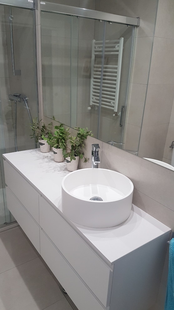 Design ideas for a contemporary bathroom in Bilbao.