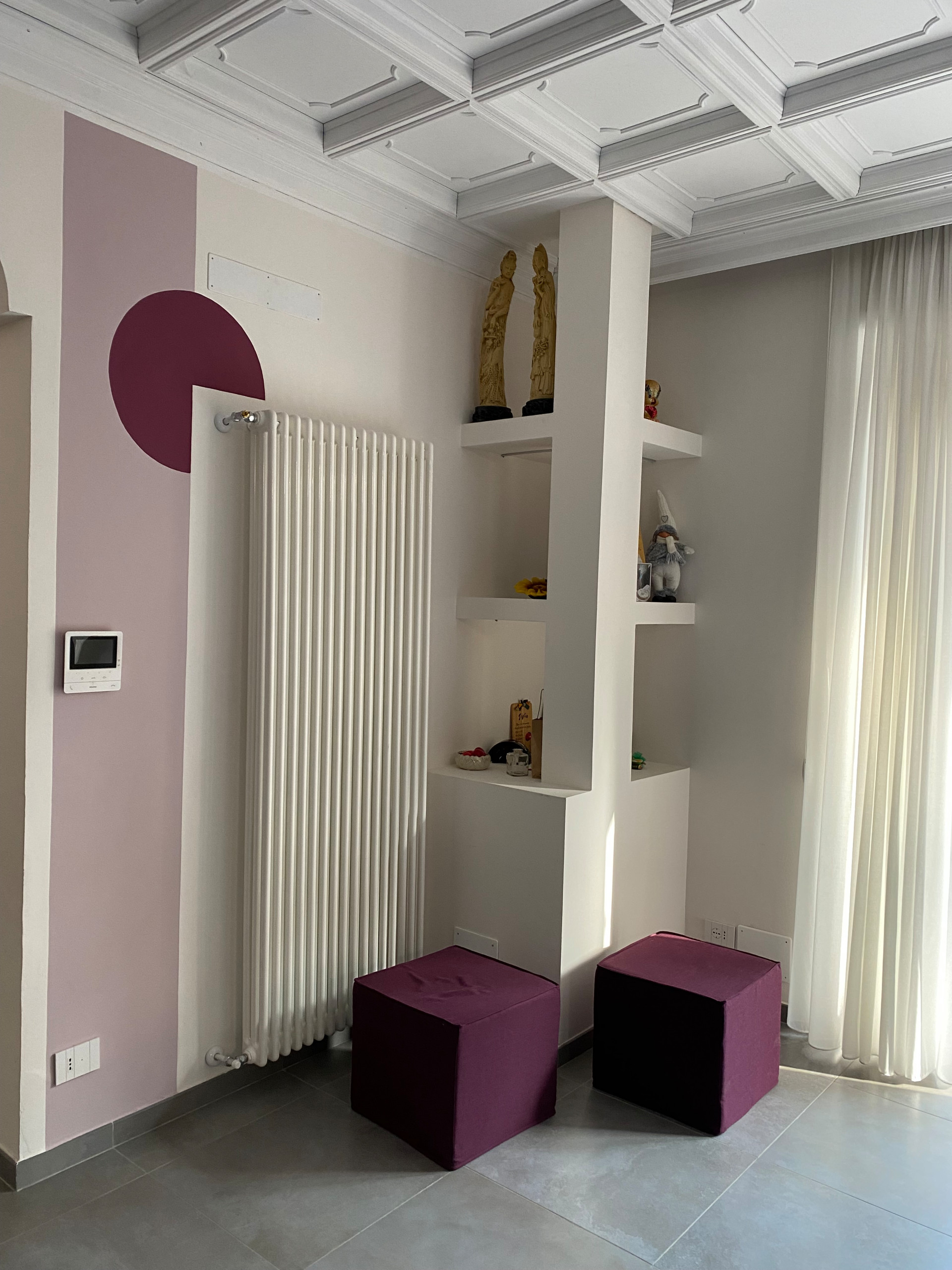 Nuova decorazione per l'angolo vicino alle vetrate