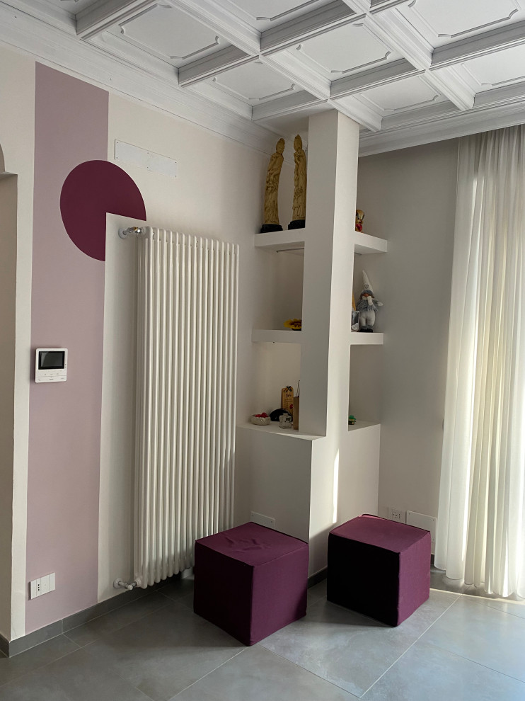 Inspiration pour une très grande salle de séjour minimaliste ouverte avec un mur violet, un sol en carrelage de porcelaine, un téléviseur encastré, un sol gris et un plafond à caissons.