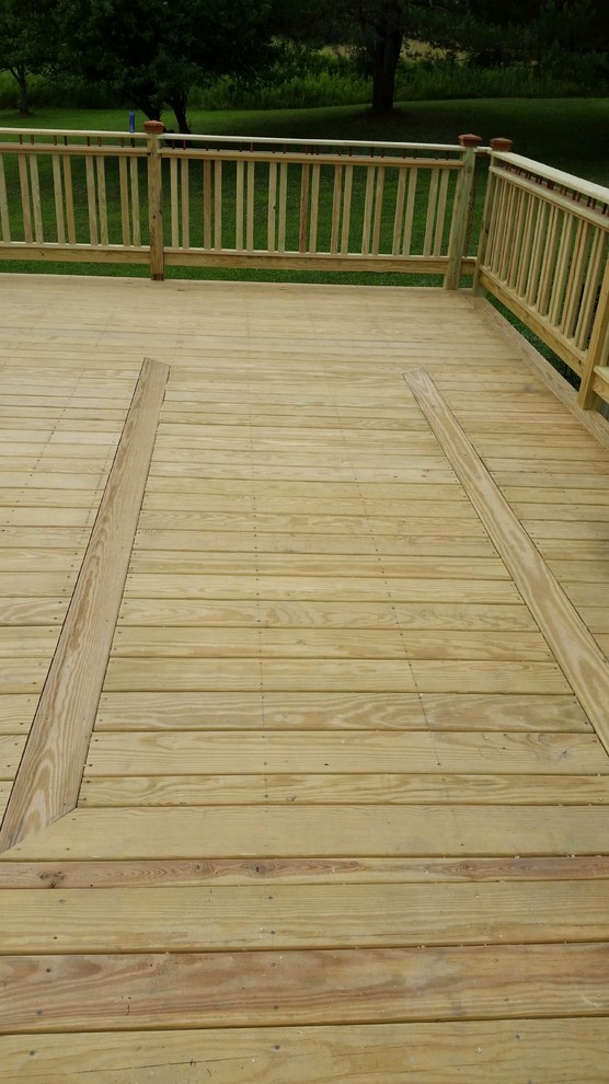 Example of a mid-sized eclectic backyard deck design