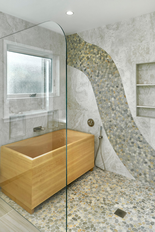 Inspiration för ett mycket stort funkis grå grått en-suite badrum, med skåp i shakerstil, skåp i mörkt trä, ett japanskt badkar, en kantlös dusch, en toalettstol med separat cisternkåpa, beige kakel, kakel i småsten, grå väggar, klinkergolv i porslin, ett undermonterad handfat, bänkskiva i kvarts, beiget golv och med dusch som är öppen