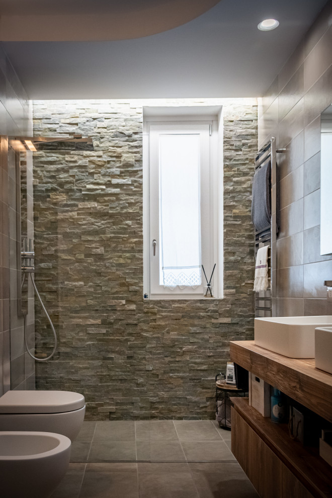 На фото: ванная комната с открытым душем, инсталляцией, настольной раковиной, открытым душем и тумбой под две раковины