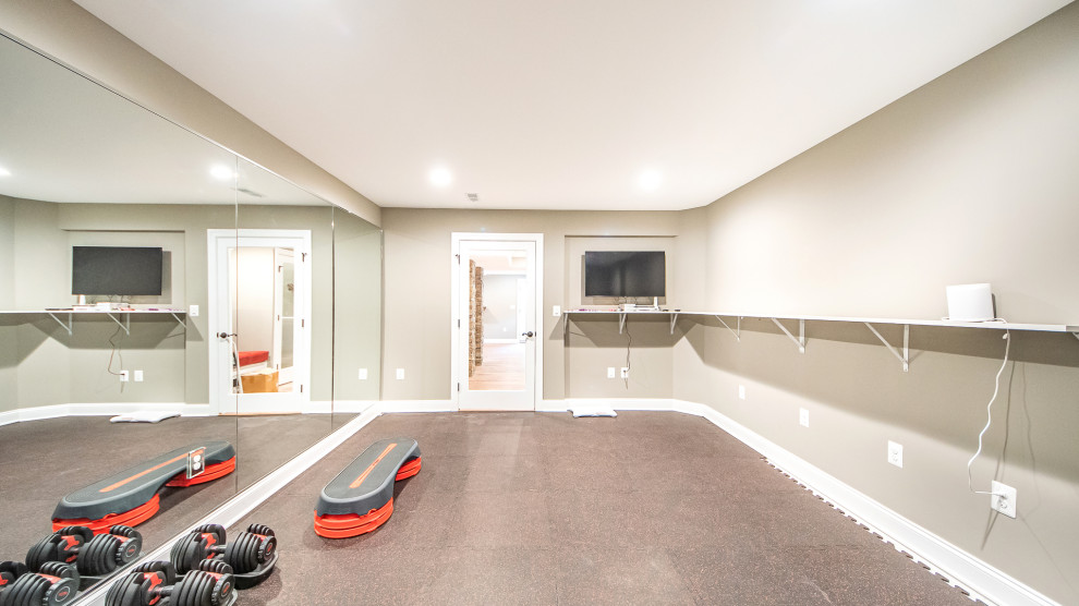 Multifunktionaler, Mittelgroßer Klassischer Fitnessraum mit beiger Wandfarbe, Teppichboden und braunem Boden in Washington, D.C.