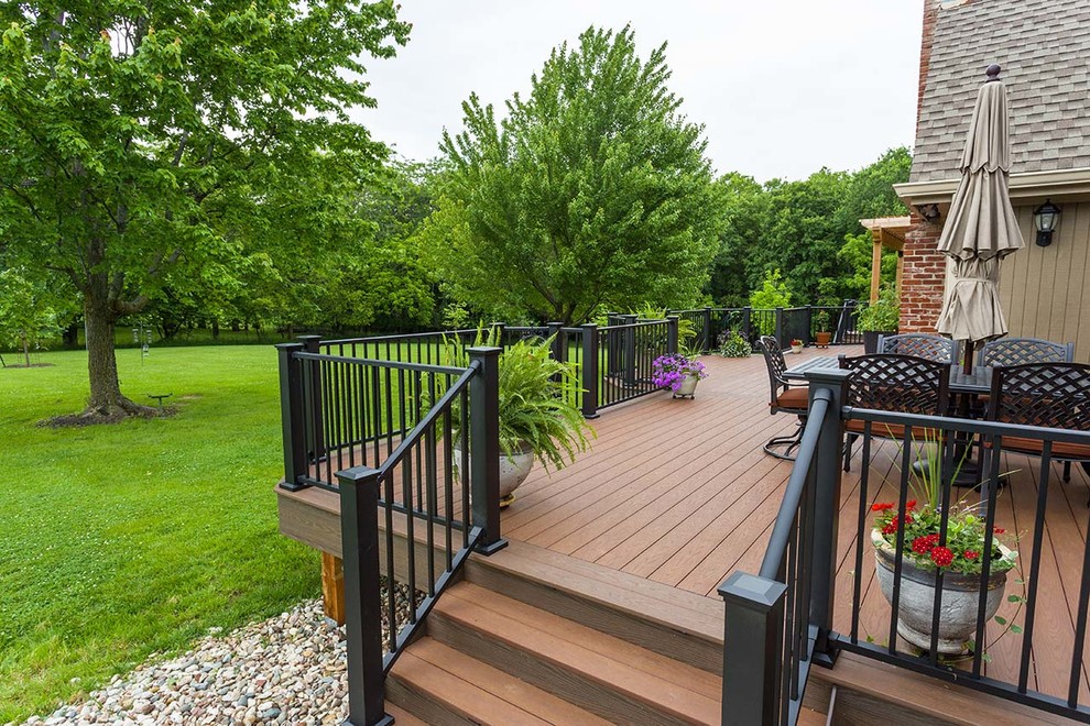 Large traditional backyard deck in Kansas City with a container garden and a pergola.