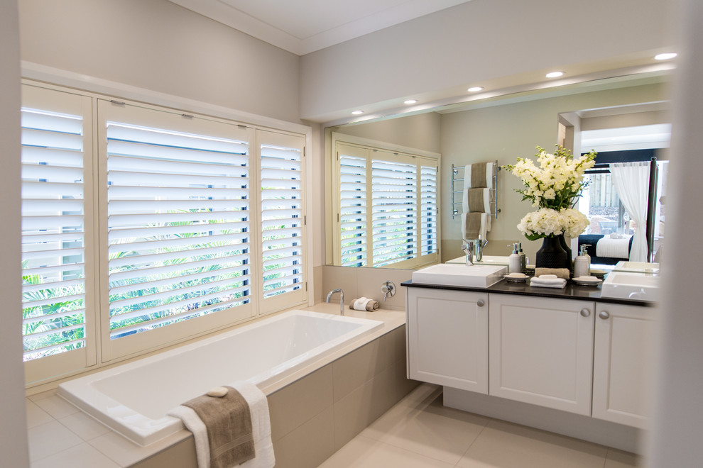 Contemporary master bathroom in Brisbane.