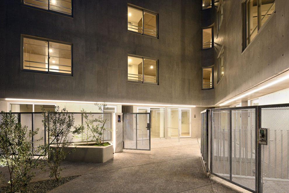 Vierstöckiges Modernes Wohnung mit grauer Fassadenfarbe in Tokio