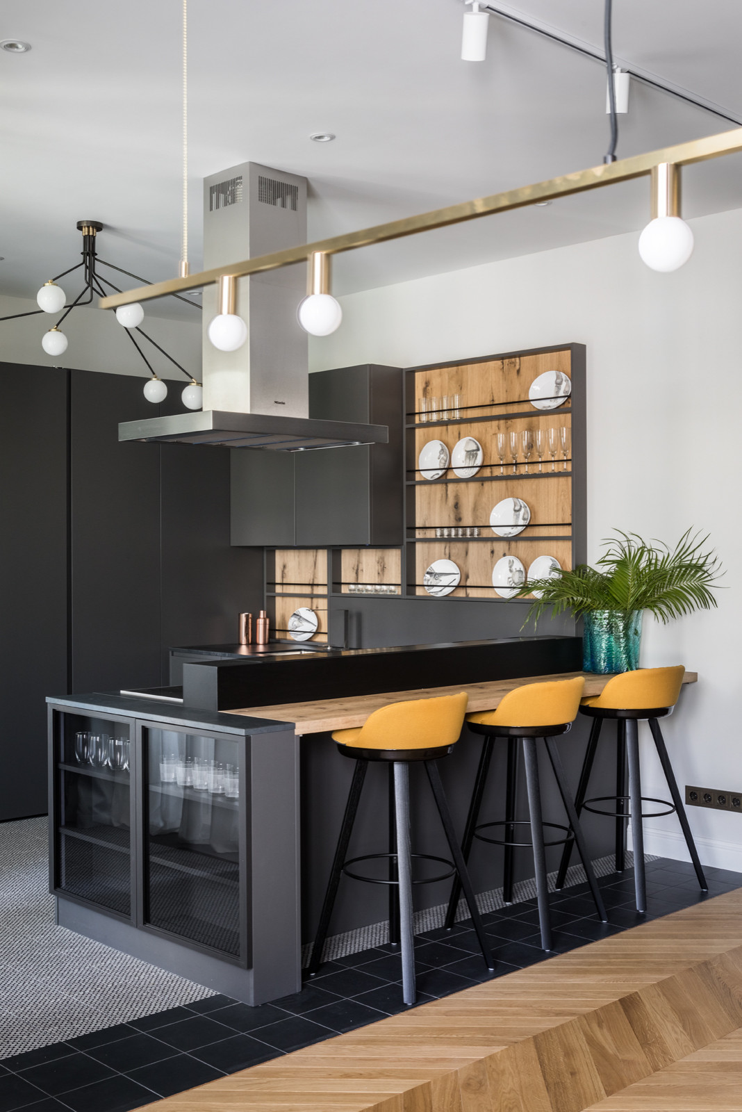 Яркая квартира с элементами из латуни