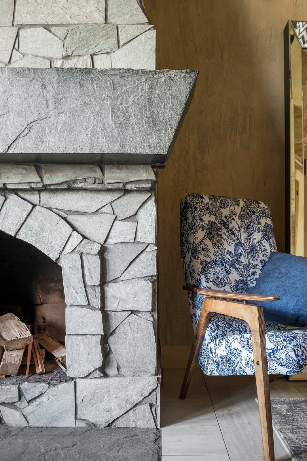 Кухня-гостиная в сланце и кружевах