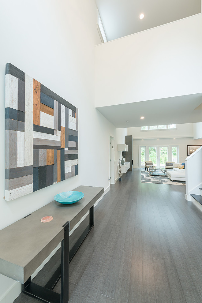 Example of a transitional entryway design in New York