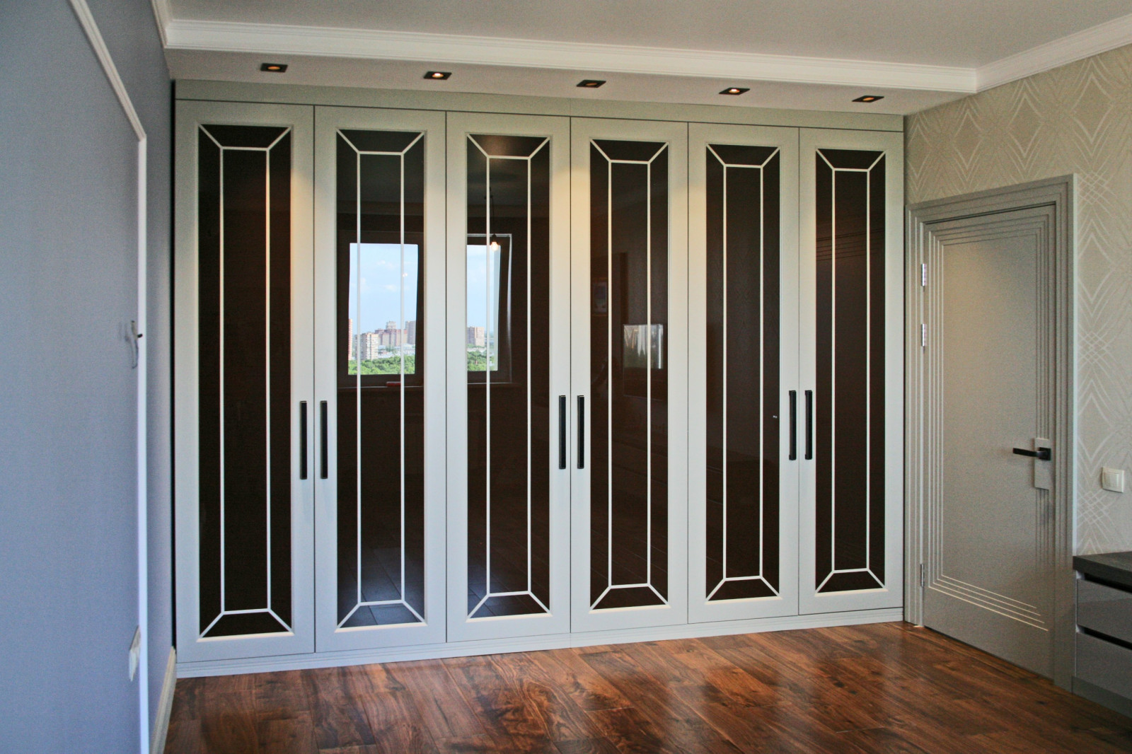 Шкаф во всю стену