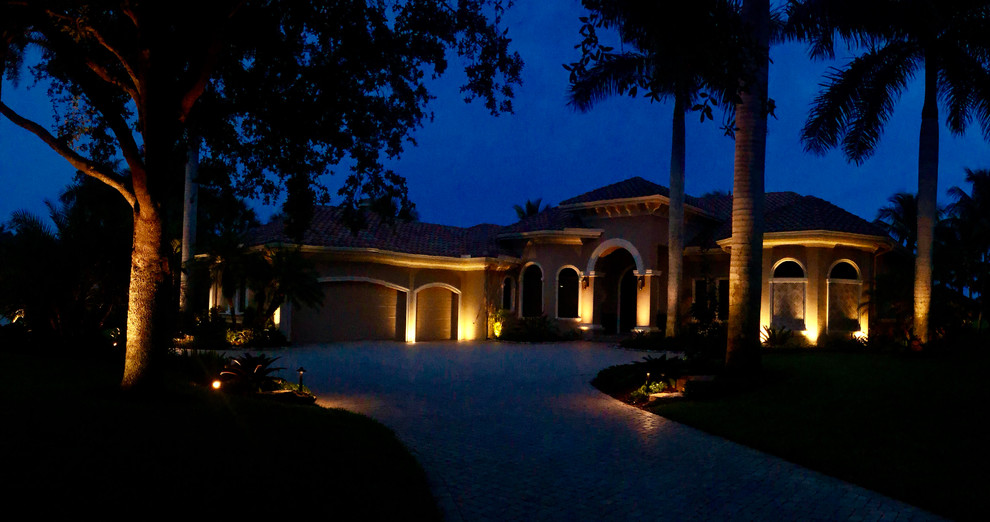Photo of a transitional full sun landscaping.