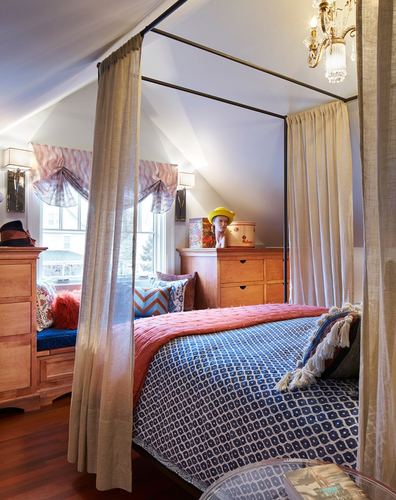 На фото: хозяйская спальня среднего размера в современном стиле с полом из фанеры с
