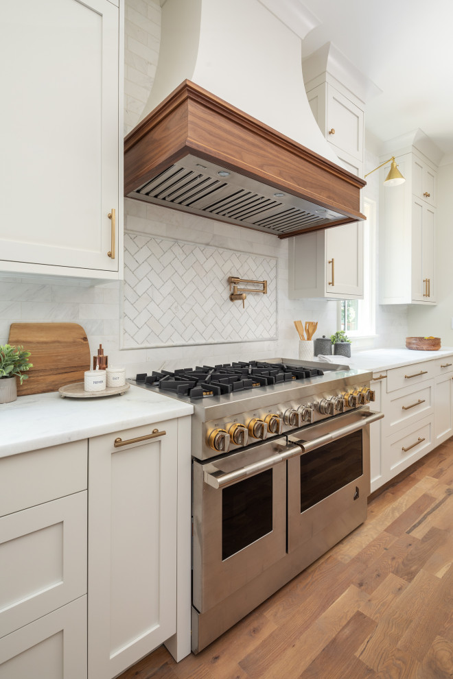 Example of a transitional kitchen design in Charlotte