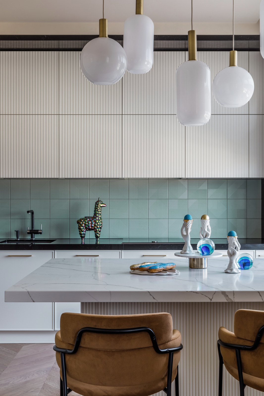 Дом с синими человечками