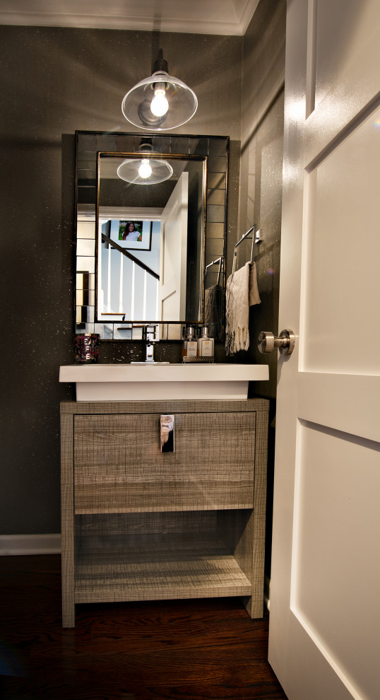 Moderne Gästetoilette mit flächenbündigen Schrankfronten, Schränken im Used-Look, Aufsatzwaschbecken, freistehendem Waschtisch und Tapetenwänden in Chicago
