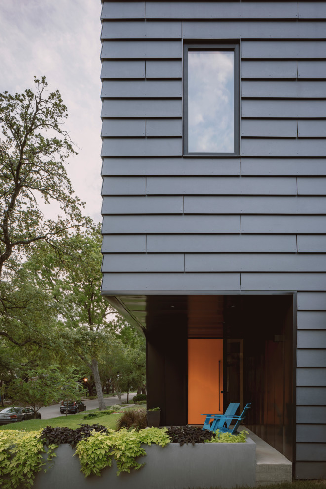 На фото: двухэтажный, серый частный загородный дом среднего размера в современном стиле с облицовкой из ЦСП, двускатной крышей, металлической крышей, черной крышей и отделкой планкеном