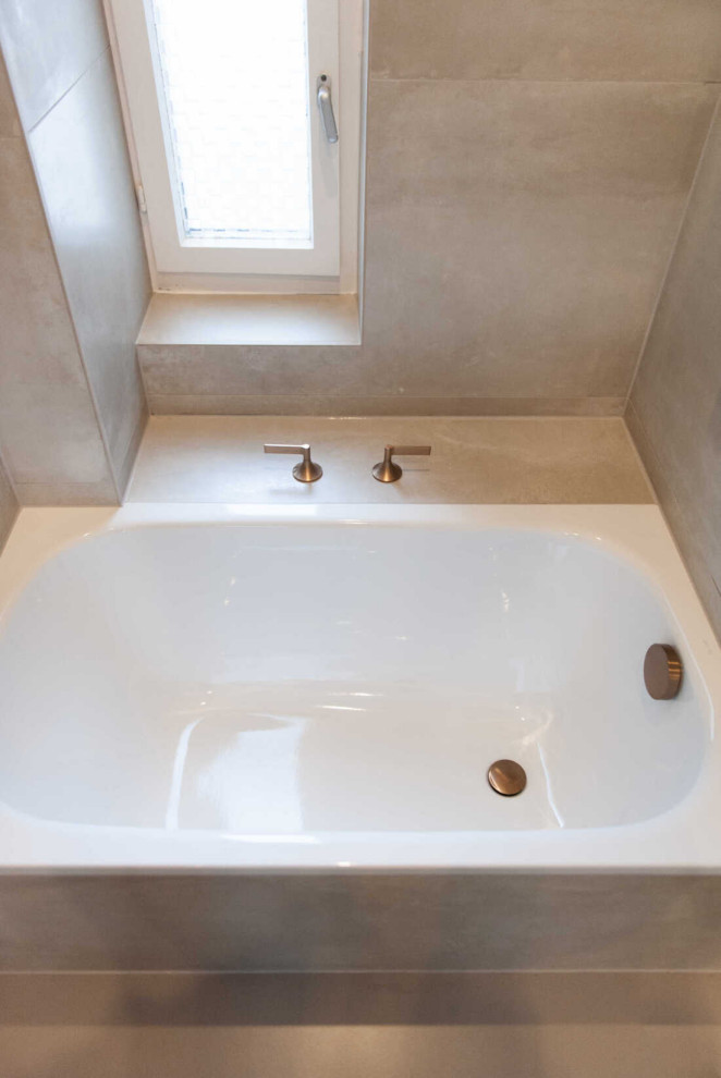 Источник вдохновения для домашнего уюта: главная, серо-белая ванная комната среднего размера в классическом стиле с накладной ванной, серыми стенами и серым полом