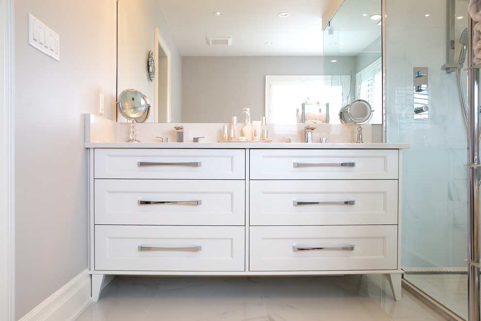 Transitional home design photo in Toronto
