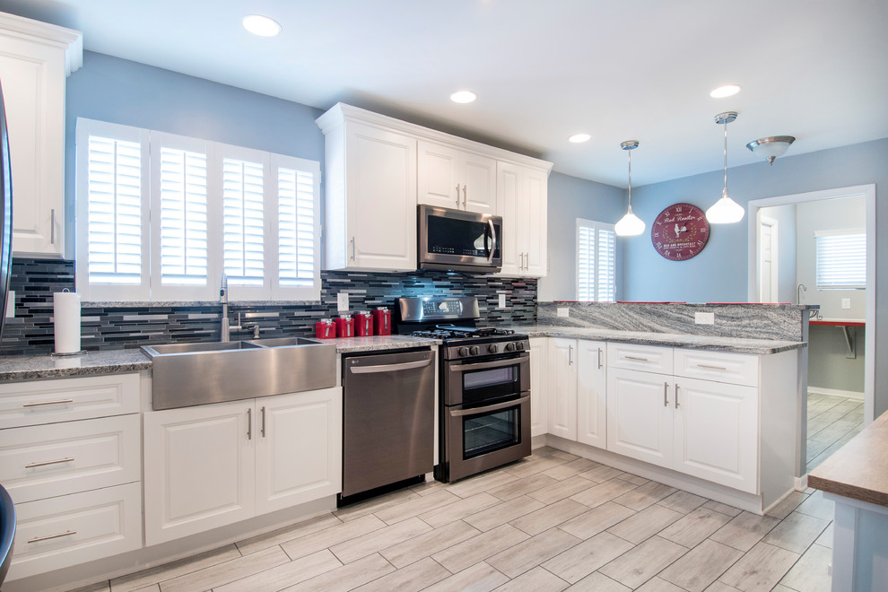 Kitchen - transitional kitchen idea in Columbus