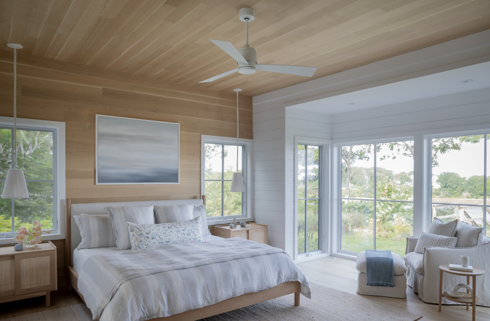 На фото: спальня в морском стиле с белыми стенами, светлым паркетным полом, бежевым полом, деревянным потолком, стенами из вагонки и деревянными стенами с