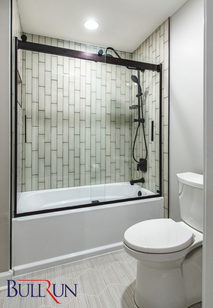 Idee per una stanza da bagno con doccia design di medie dimensioni