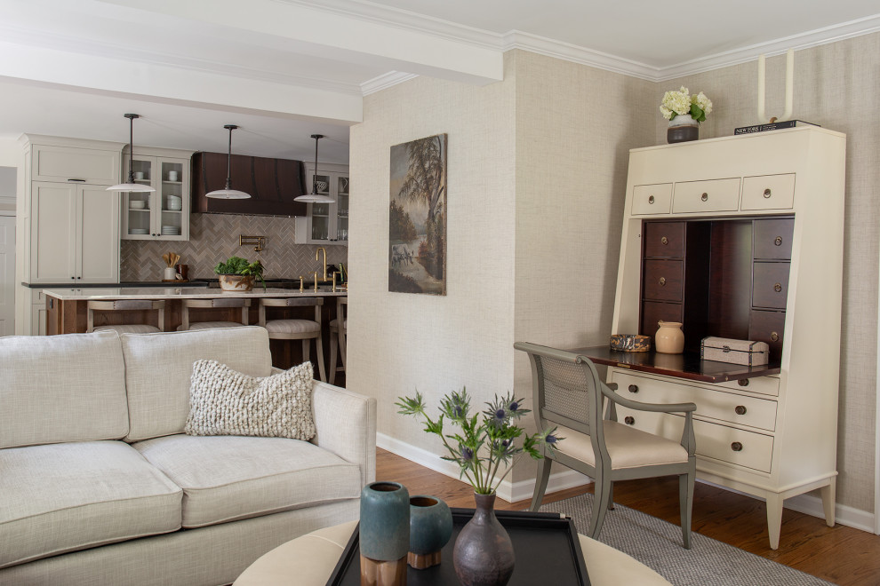 Foto di un soggiorno classico con pareti beige, pavimento in legno massello medio, pavimento marrone e carta da parati