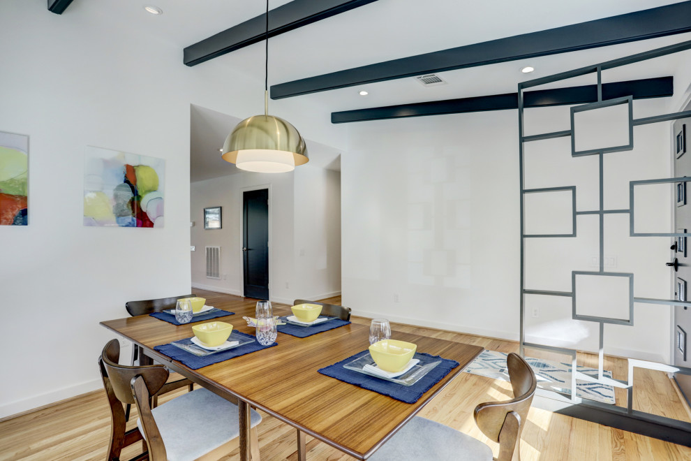 Exemple d'une salle à manger rétro avec un sol en bois brun.