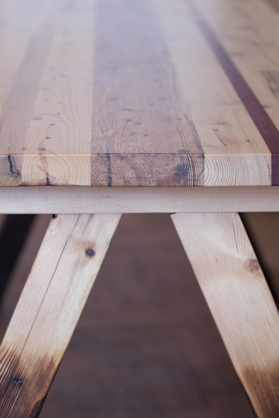 Рабочий стол из разных видов старого дерева