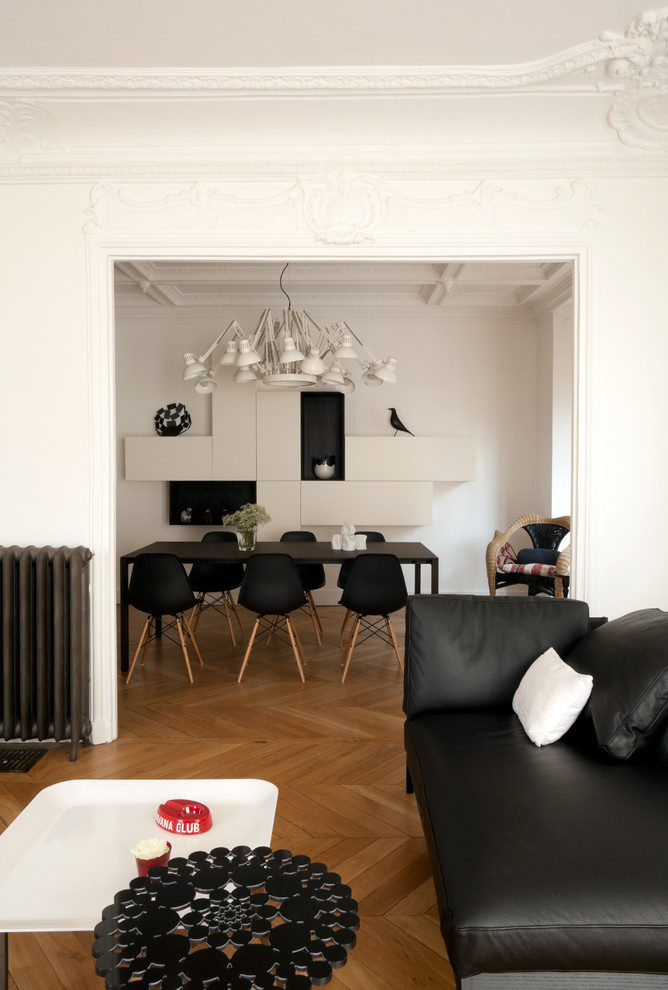 Inspiration for a contemporary family room in Paris.