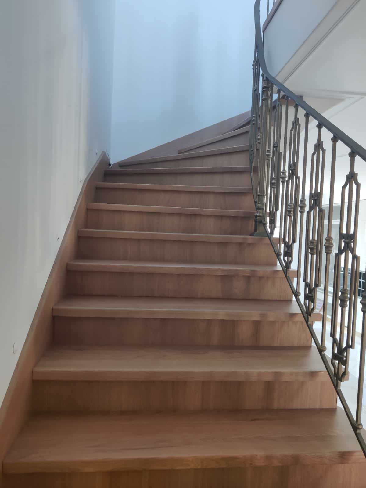 Лестница с забежными ступенями, материал - дуб, покрытие - лак.