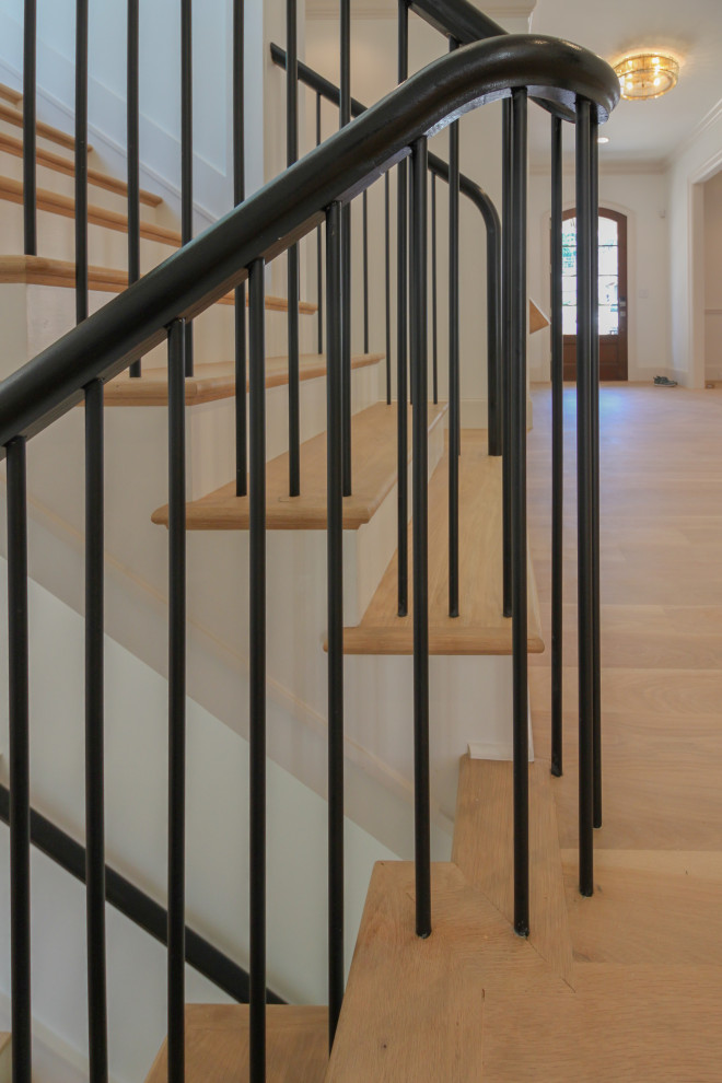 Große Moderne Holztreppe in U-Form mit gebeizten Holz-Setzstufen, Mix-Geländer und vertäfelten Wänden in Washington, D.C.