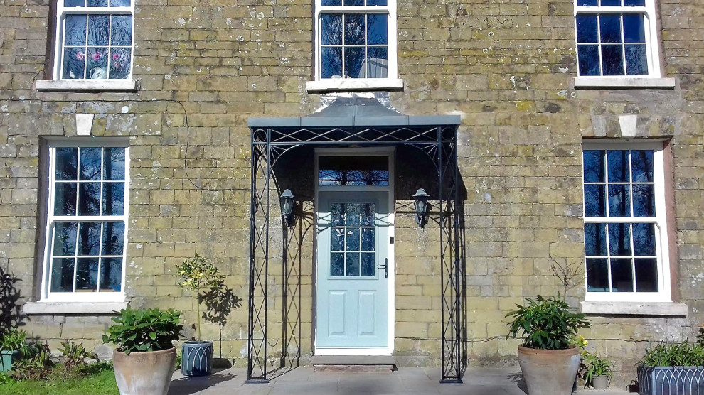 На фото: прихожая среднего размера в классическом стиле с деревянным полом, одностворчатой входной дверью и синей входной дверью с
